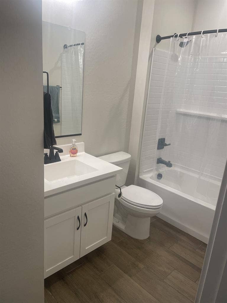 1 bedroom with private bathroom