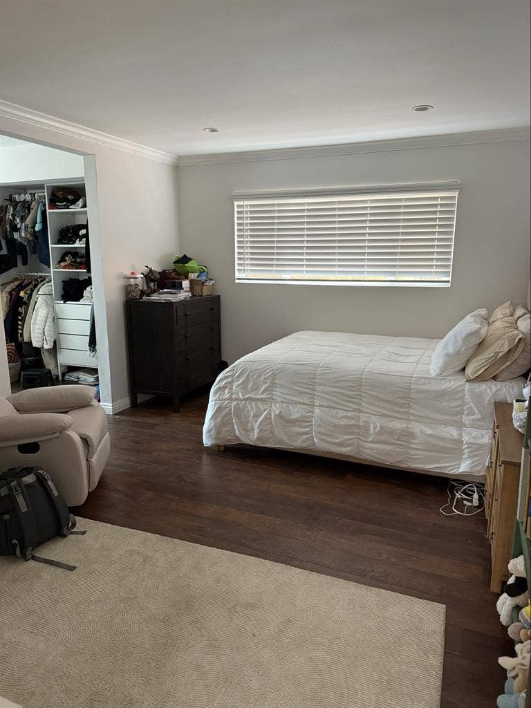 Spacious master bedroom for rentt