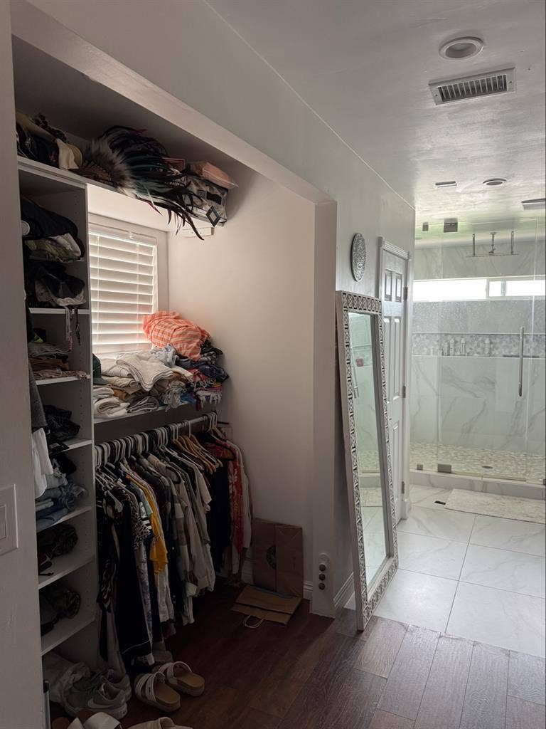 Spacious master bedroom for rentt