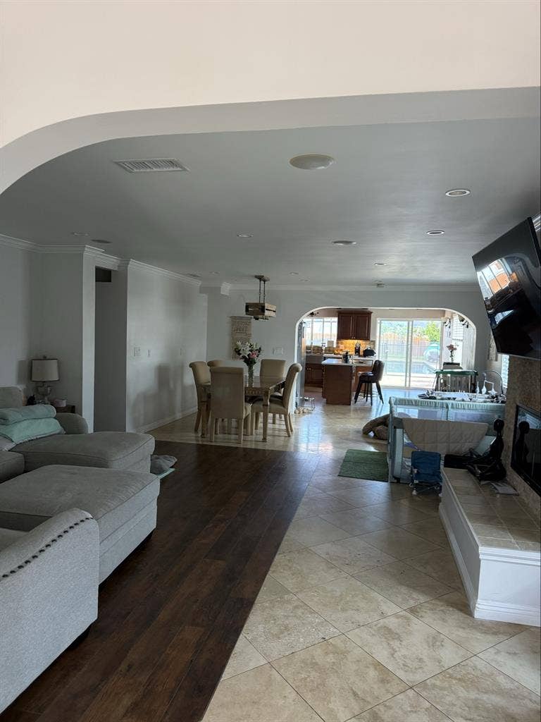 Spacious master bedroom for rentt