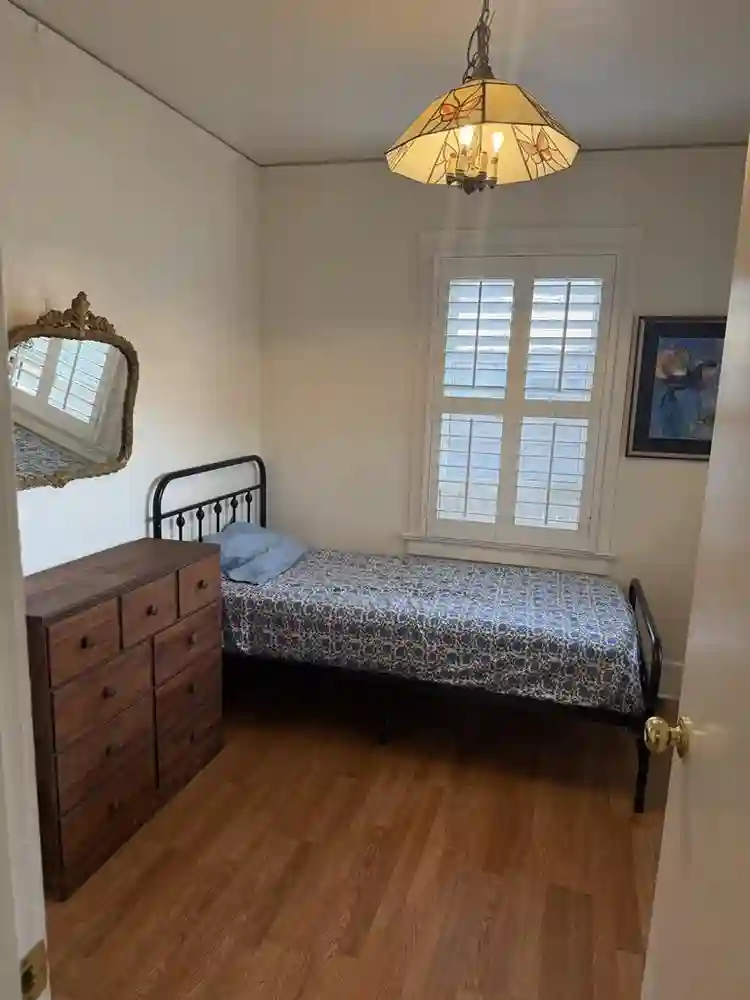 Cute Furnished Westside bedroom