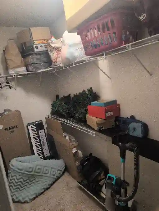 Big room/ bathroom/ and closet comb