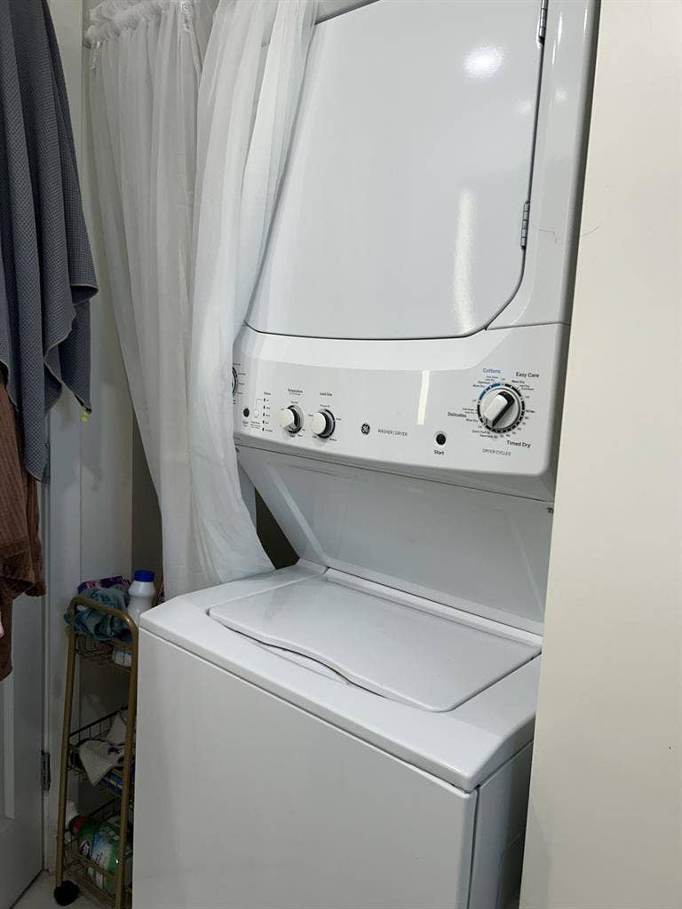 WOMEN only E. Hollywood Sublet
