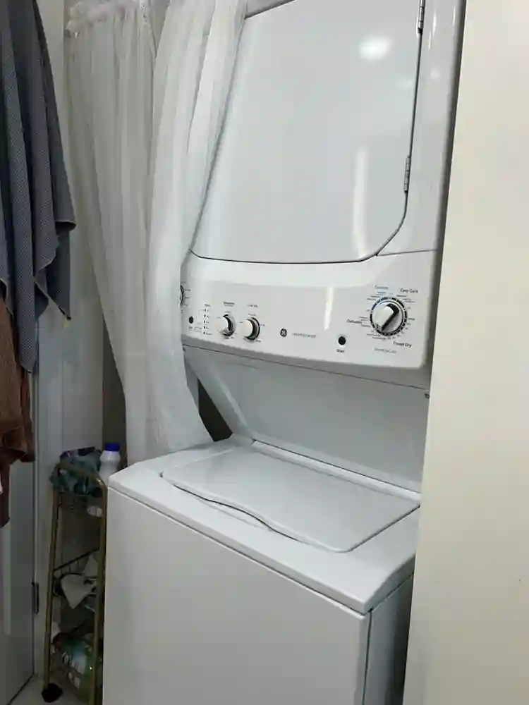 WOMEN only E. Hollywood Sublet