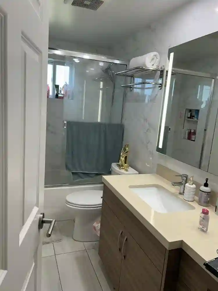 WOMEN only E. Hollywood Sublet