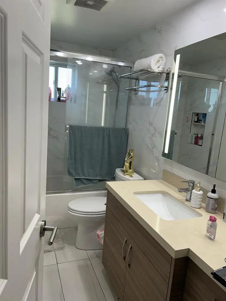 WOMEN only E. Hollywood Sublet