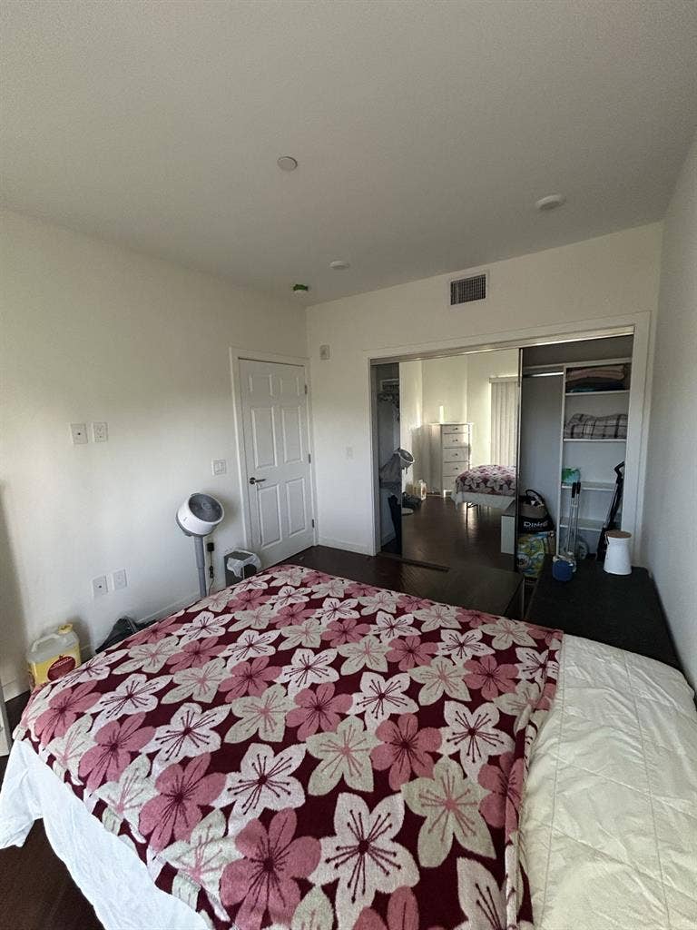 WOMEN only E. Hollywood Sublet