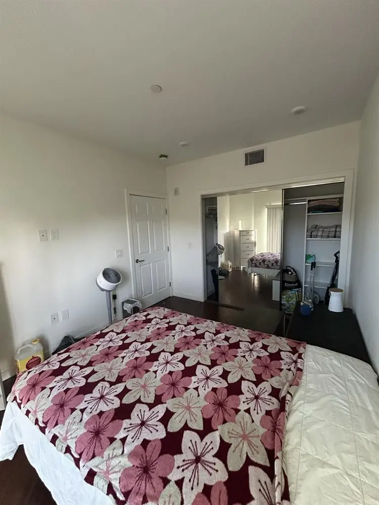 WOMEN only E. Hollywood Sublet