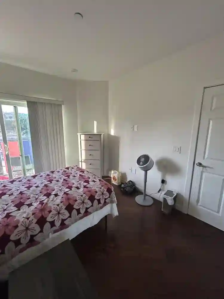 WOMEN only E. Hollywood Sublet
