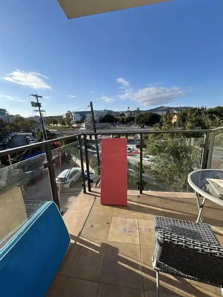 WOMEN only E. Hollywood Sublet