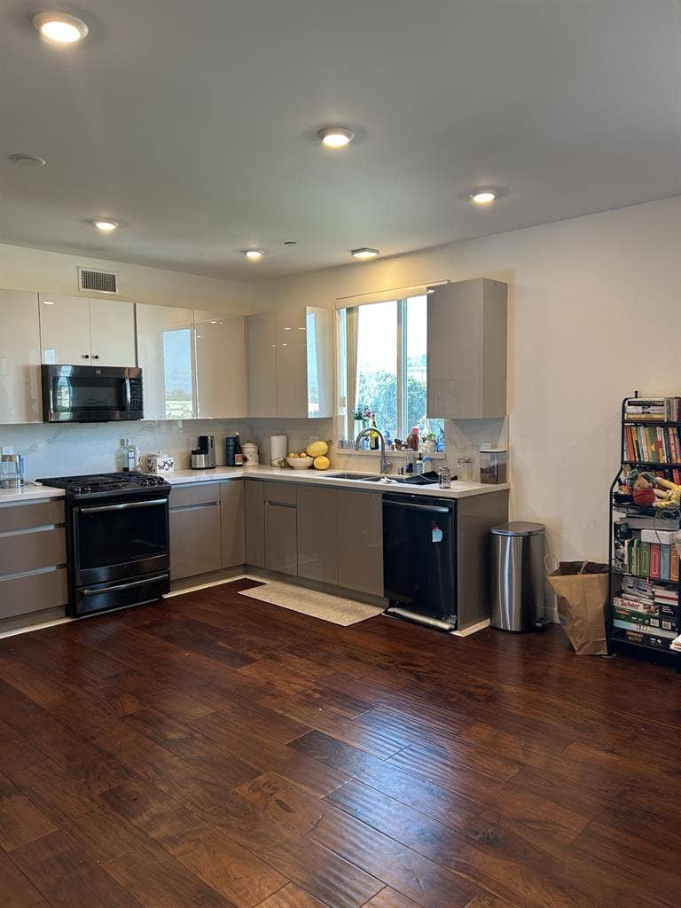 WOMEN only E. Hollywood Sublet
