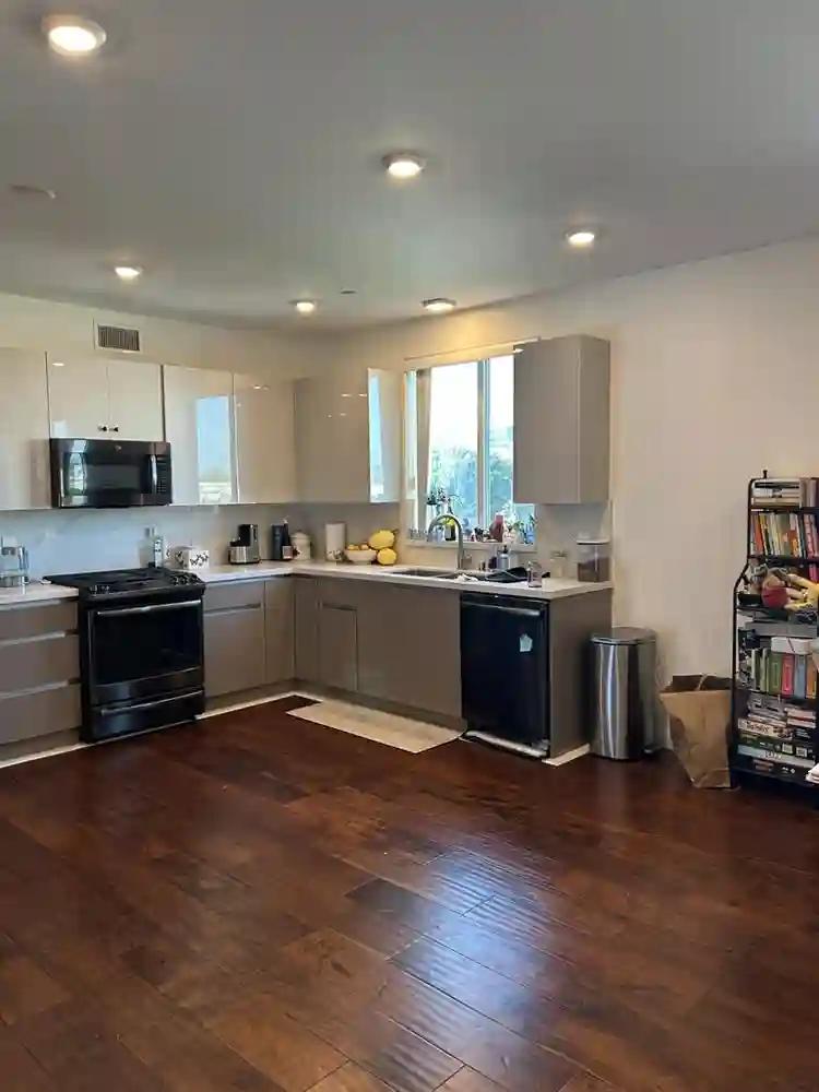 WOMEN only E. Hollywood Sublet
