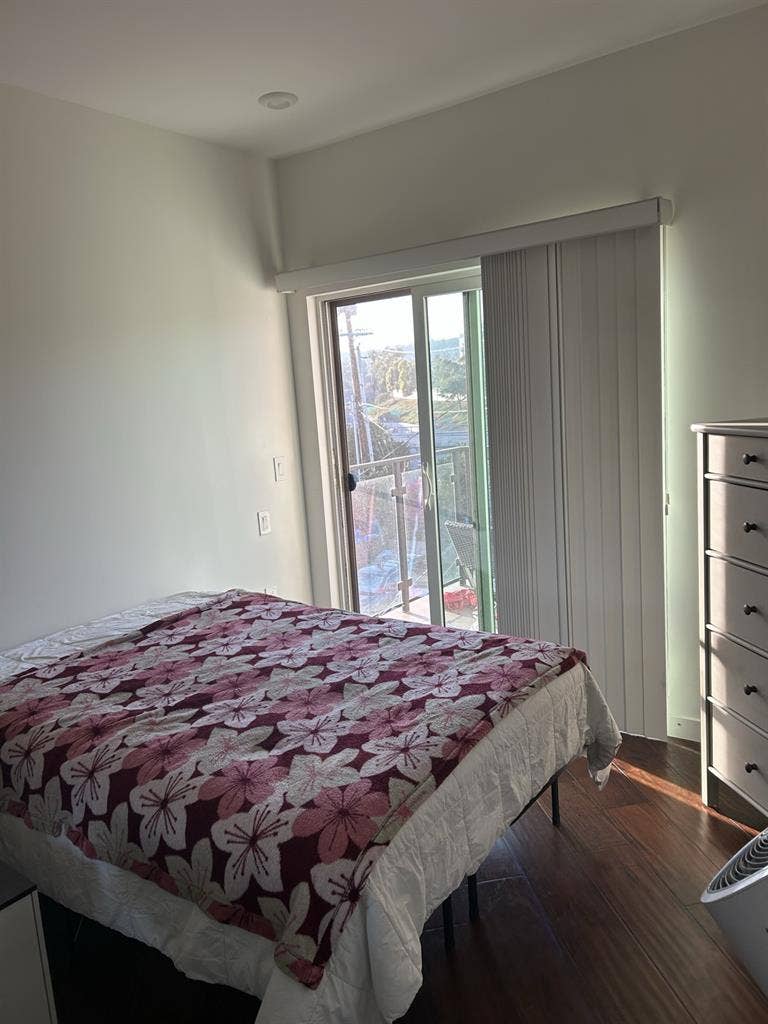WOMEN only E. Hollywood Sublet