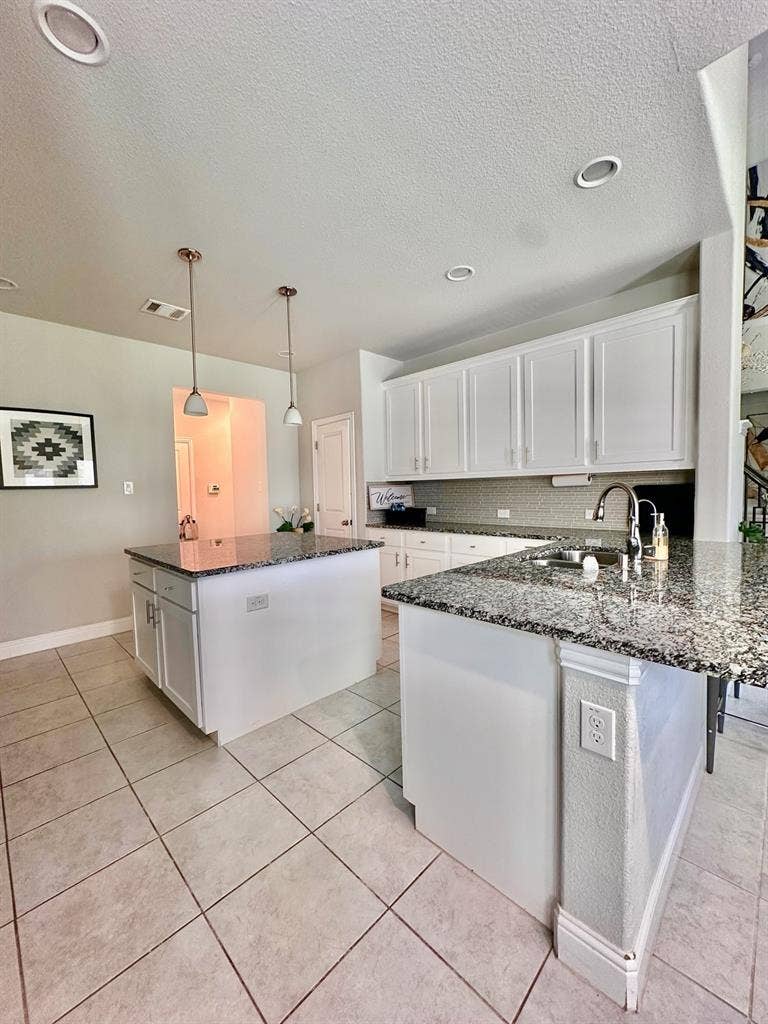 Looking for a single female roommate