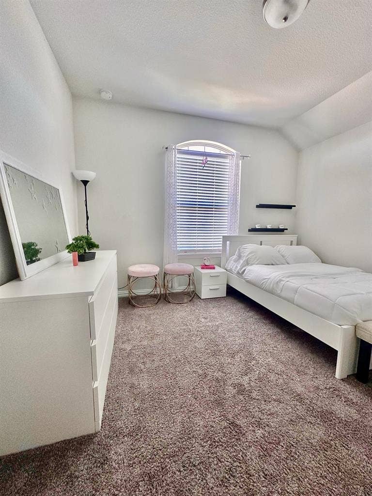 Looking for a single female roommate