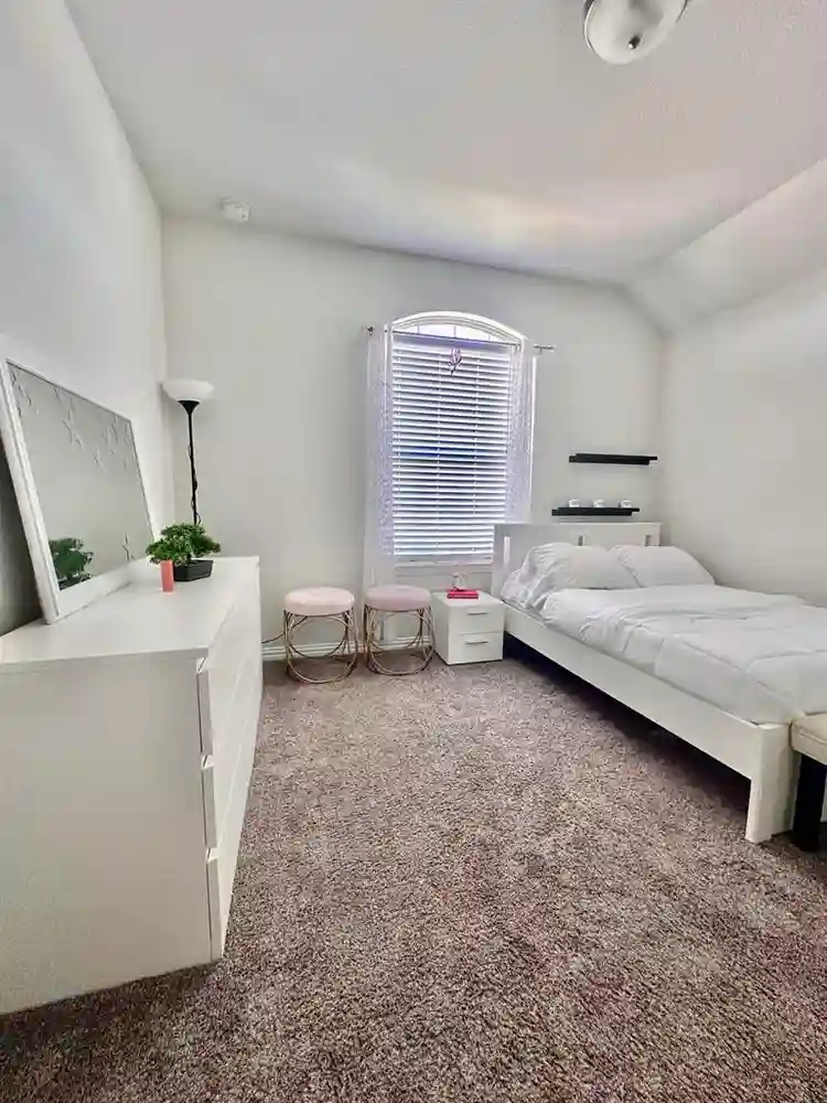 Looking for a single female roommate