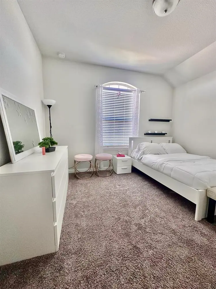 Looking for a single female roommate