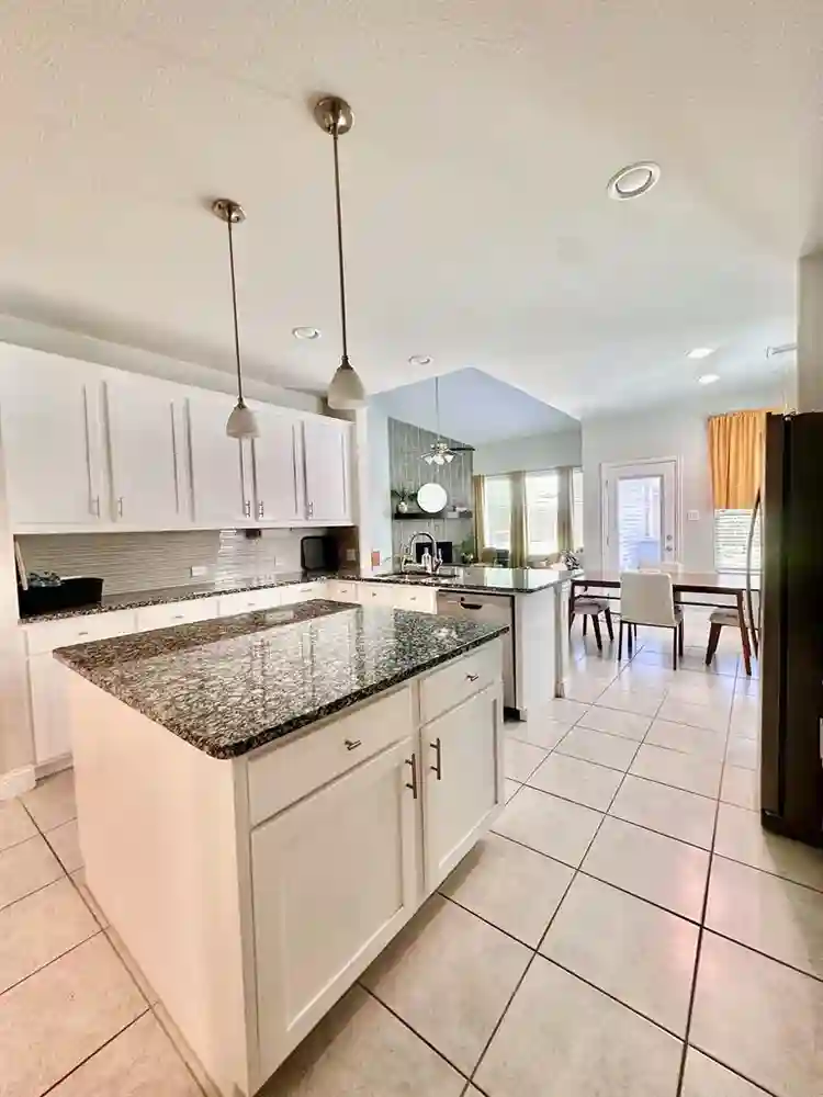 Looking for a single female roommate