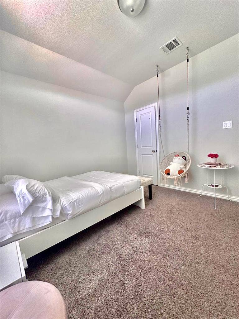 Looking for a single female roommate
