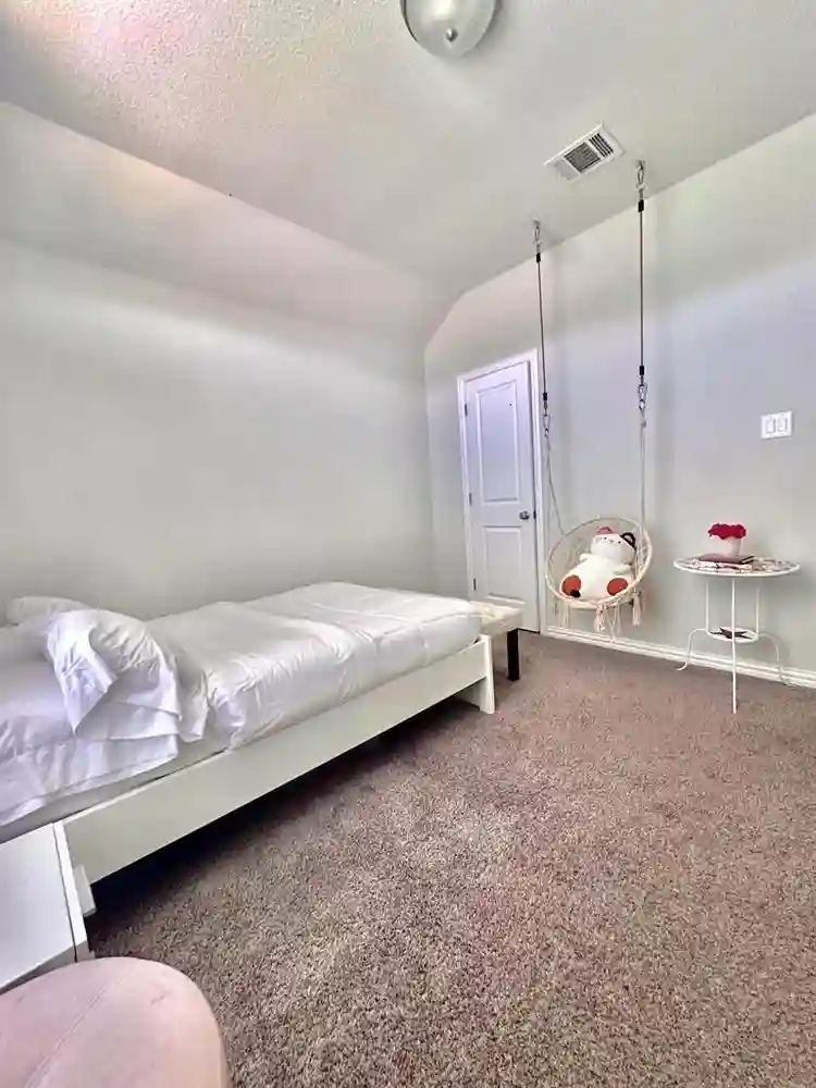 Looking for a single female roommate