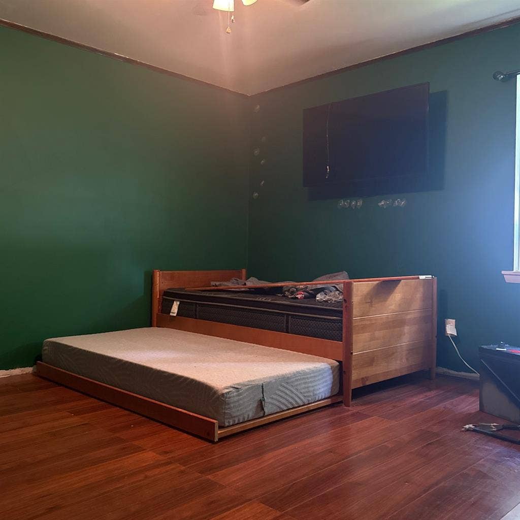 Medium room for rent