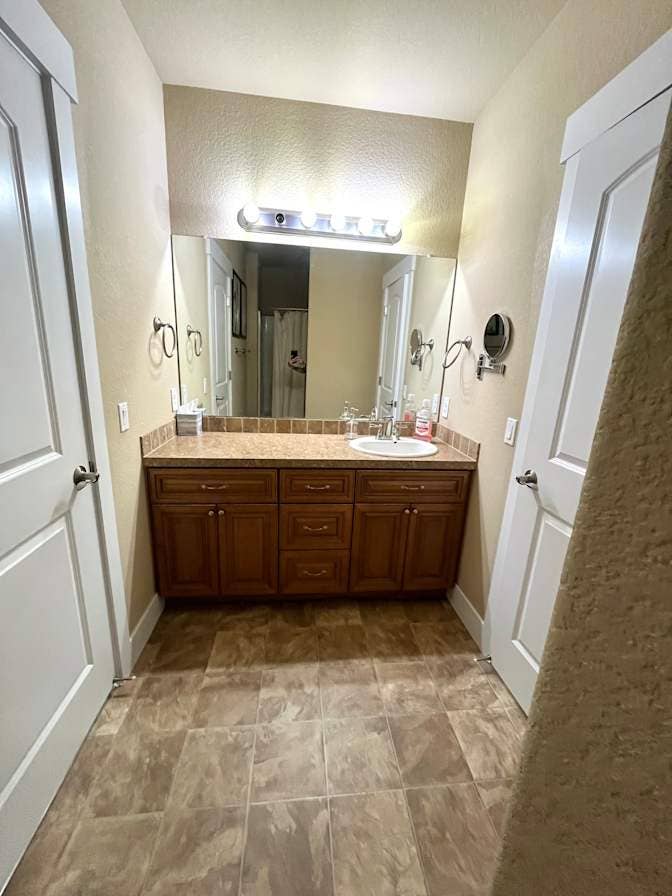 2 room bathroom private living room