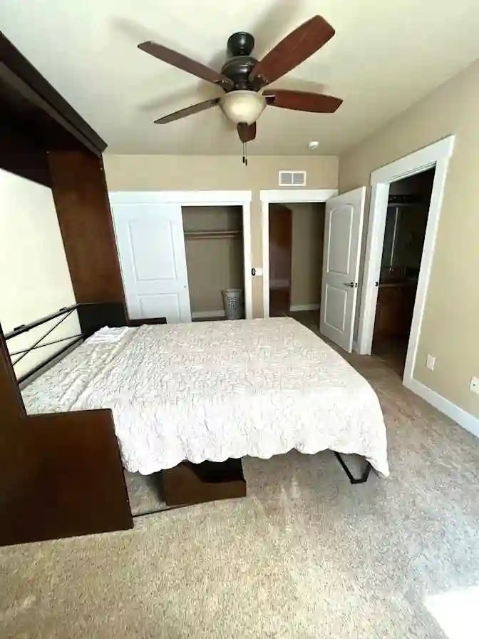 2 Bd/1 Bth + private LR for rent