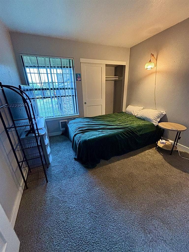 Seeking Roomie!