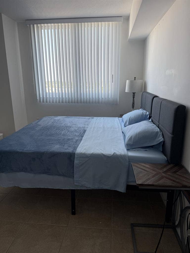 Room for rent in Hallandale