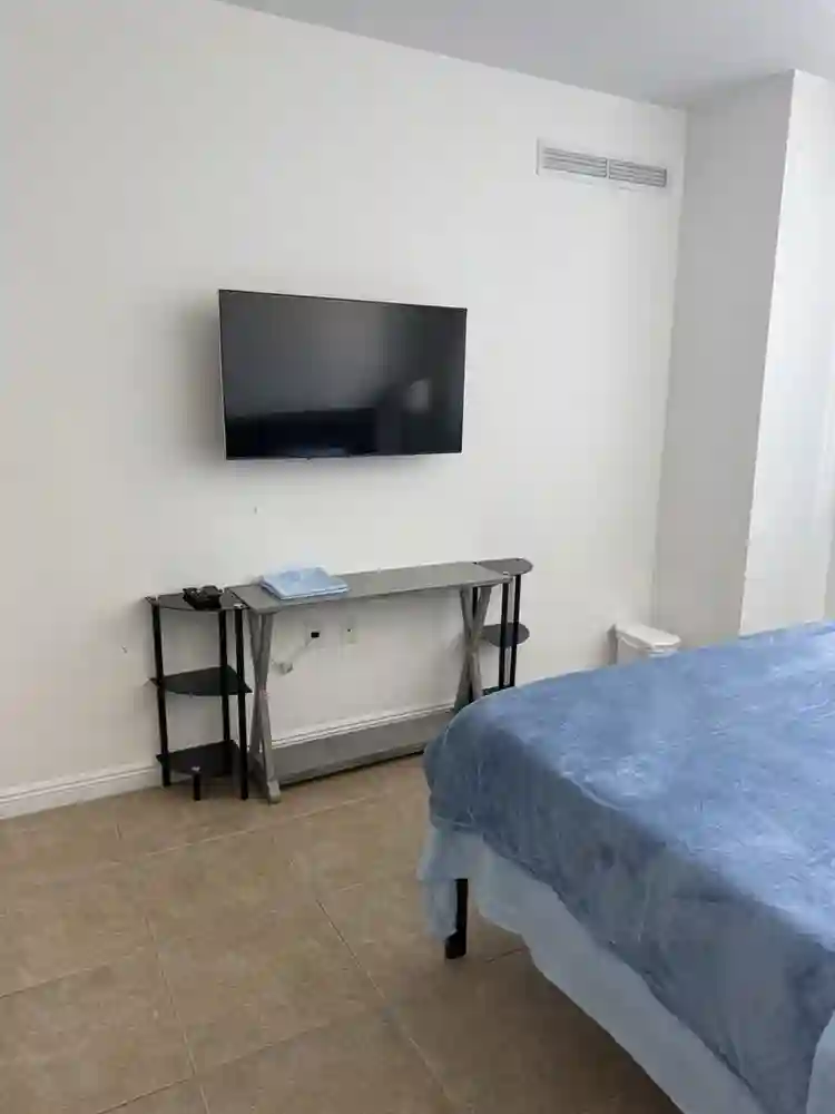 Room for rent in Hallandale