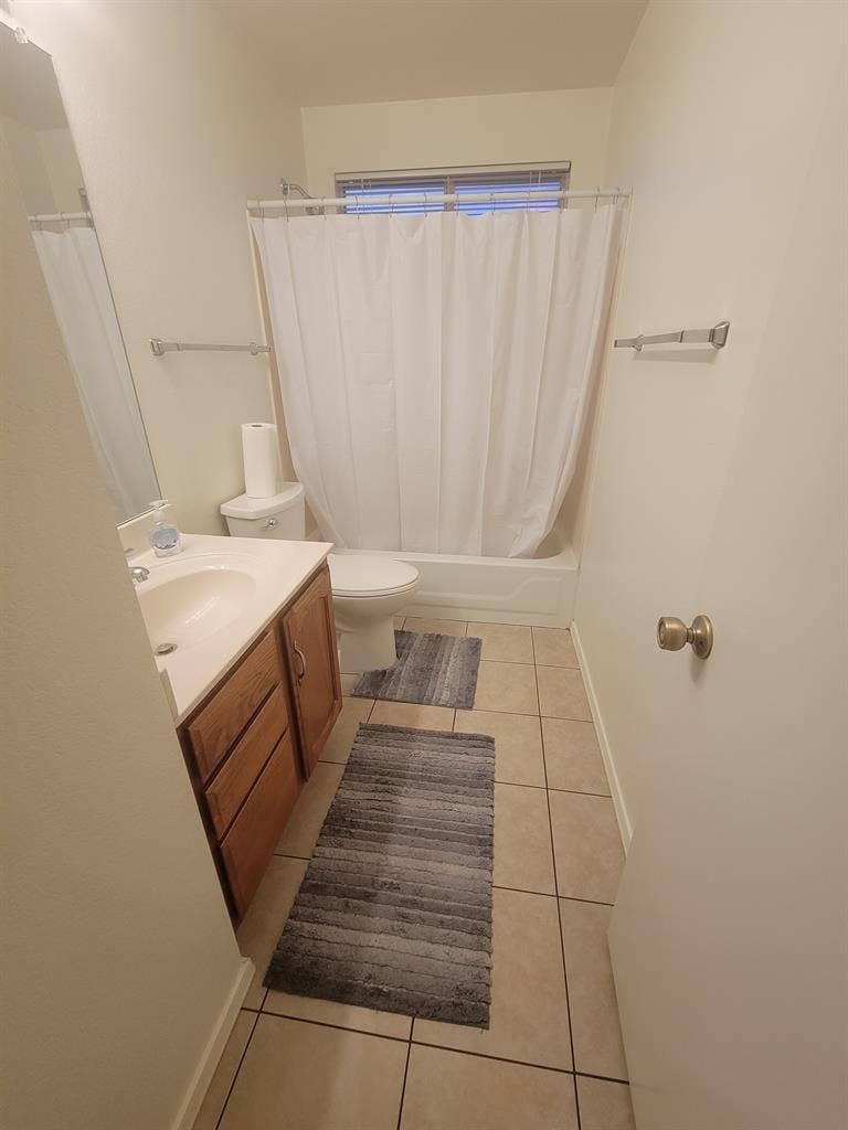 Room for rent real nice house in ni