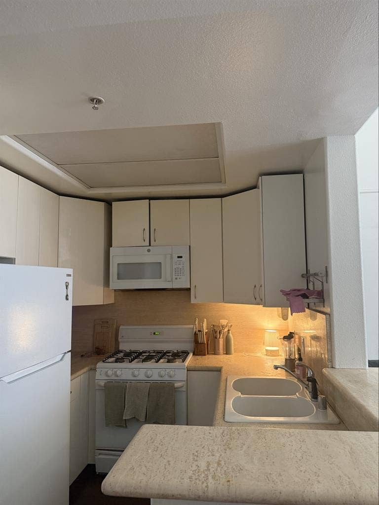 Room Available 3BR/3BA Sep1-N0v30
