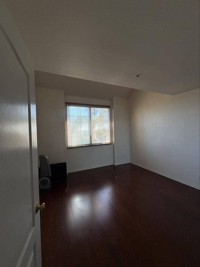 Room Available 3BR/3BA Sep1-N0v30