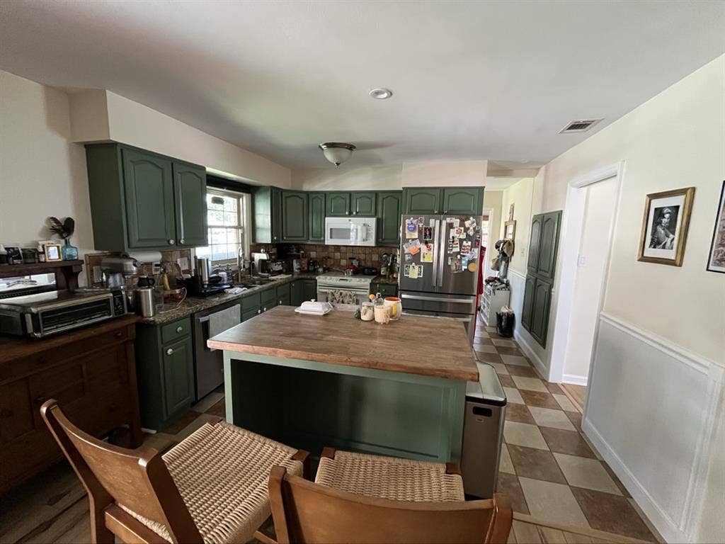 Roommate for 2 bedroom + Hall bath