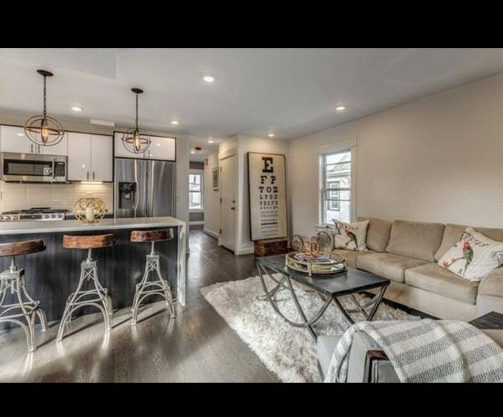 Bedroom in 4 bed w/ private bath.