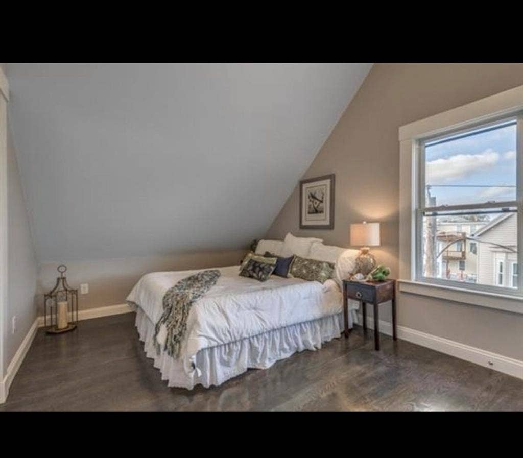 Bedroom in 4 bed w/ private bath.