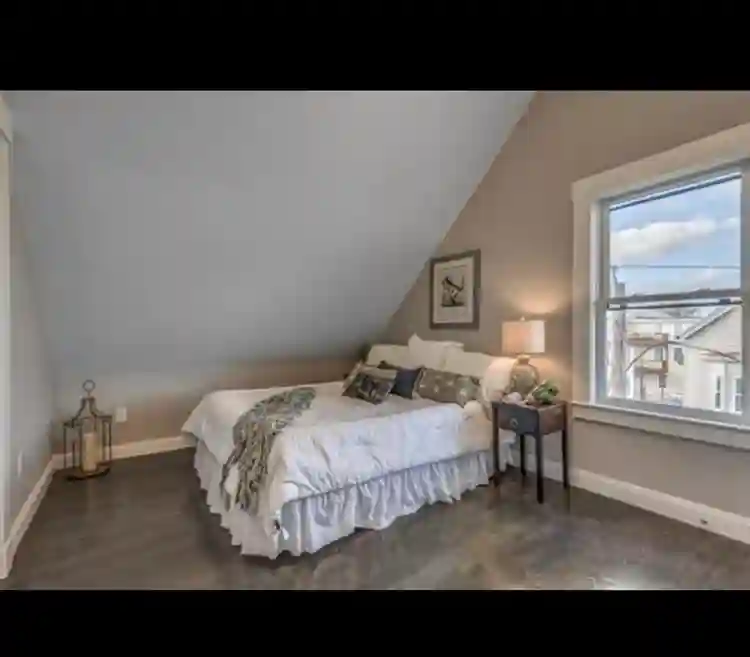 Bedroom in 4 bed w/ private bath.