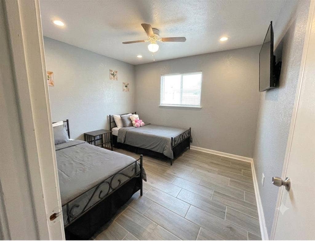 FURNISHED ROOM- MOVE IN READY