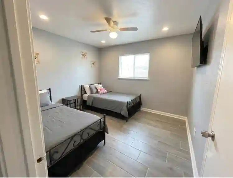FURNISHED ROOM- MOVE IN READY