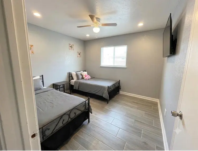 FURNISHED ROOM- MOVE IN READY