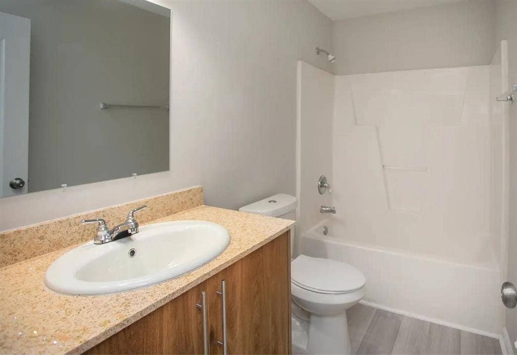 One bed one bath room available