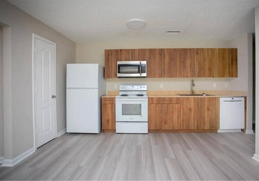 One bed one bath room available