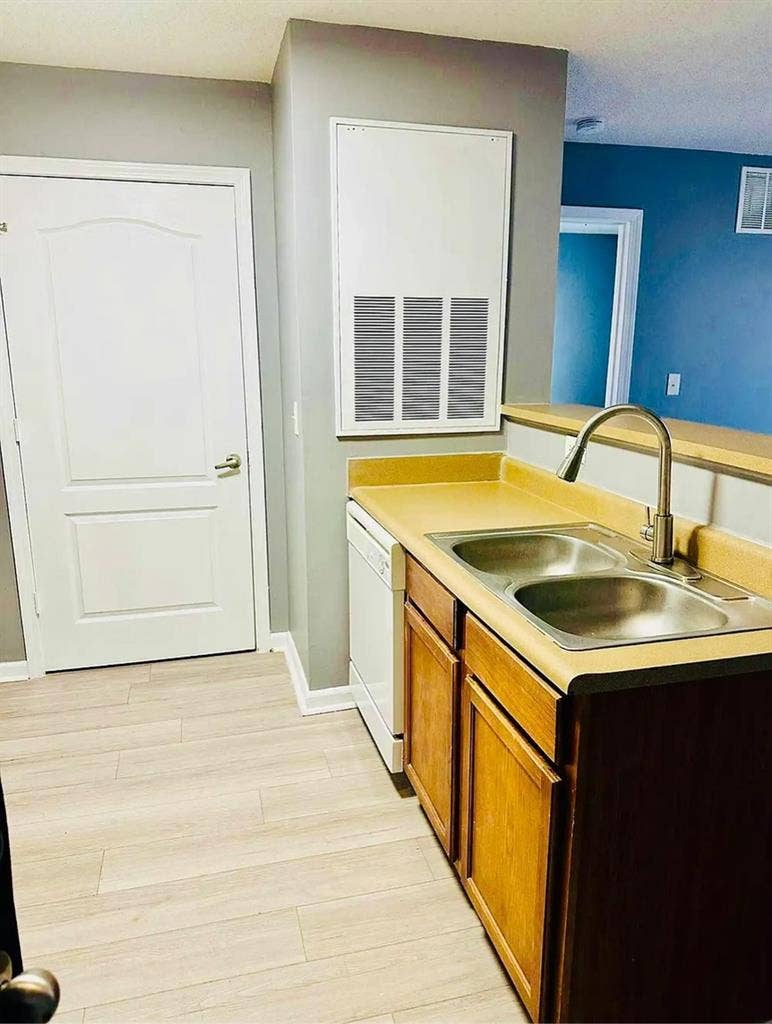 One bed one bath room available