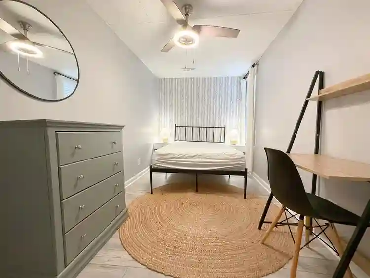 ROOM NEAR DOWNTOWN NEW ALBANY