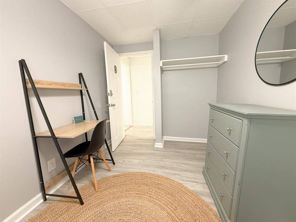 ROOM NEAR DOWNTOWN NEW ALBANY