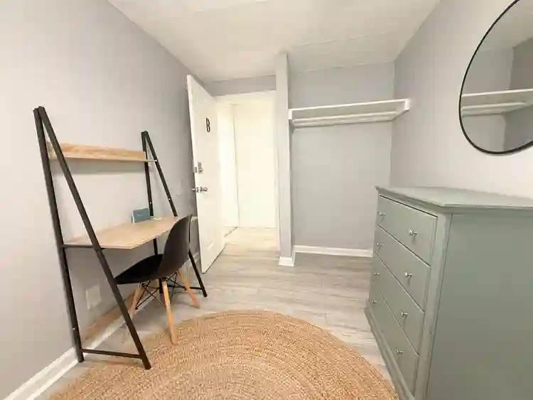 ROOM NEAR DOWNTOWN NEW ALBANY