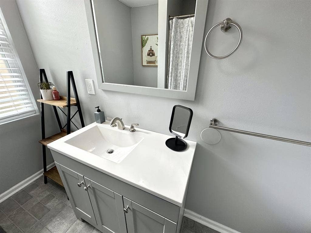 ROOM NEAR DOWNTOWN NEW ALBANY