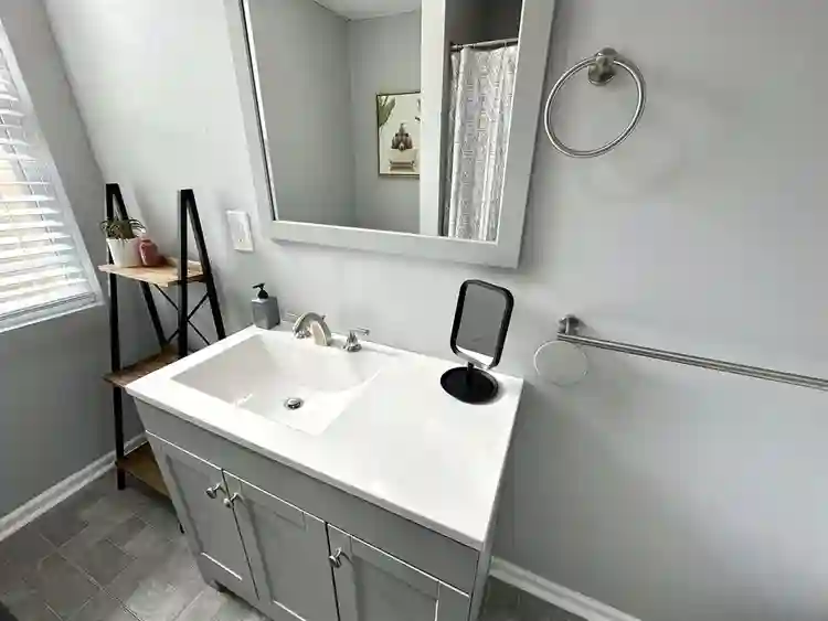 ROOM NEAR DOWNTOWN NEW ALBANY