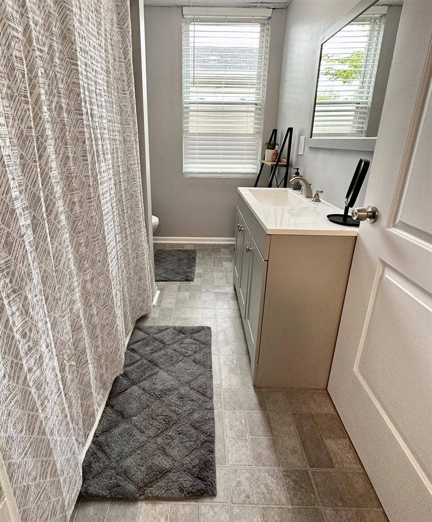ROOM NEAR DOWNTOWN NEW ALBANY