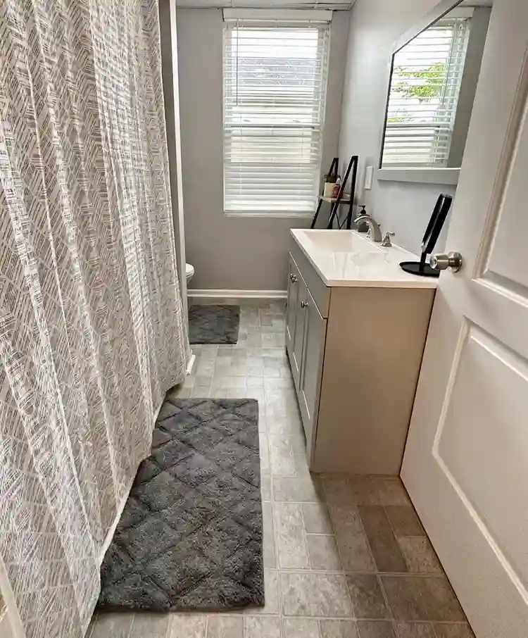 ROOM NEAR DOWNTOWN NEW ALBANY